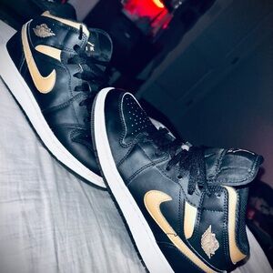 Jordan 1 mid rise black and gold